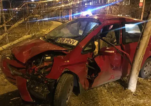 Accident teribil pe Calea Floreasca: a intrat cu viteză într-un copac și l-a rupt!