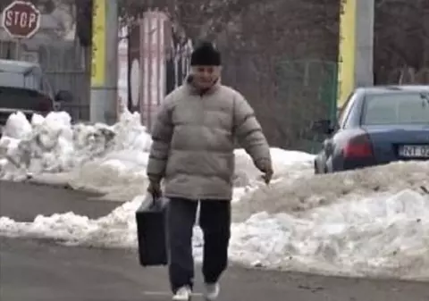 Un bărbat din Roman a luat valiza criminalistică a polițiștilor care făceau cercetări la un accident. Ce explicație le-a dat oamenilor legii / VIDEO