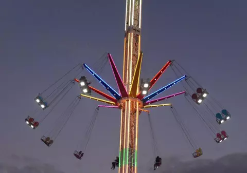 Un român a murit după ce a fost lovit în cap într-un parc de distracții din Franța