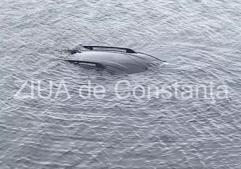 Un șofer a plonjat cu mașina în mare, în Portul Constanța. Bărbatul ar fi fost atent la telefonul mobil / VIDEO