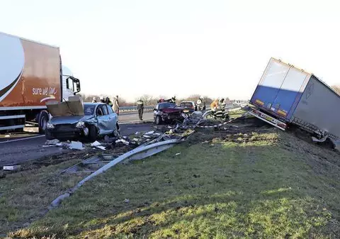 Un șofer român a intrat cu camionul într-o coloană de mașini în Olanda. A ucis un om și a rănit alți cinci / FOTO&VIDEO