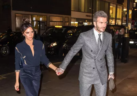 Victoria Beckham și-a prezentat colecția la Săptămâna Modei de la Londra. Creațiile au note retro din anii '70 / VIDEO