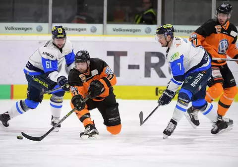 VIDEO Golul anului în hocheiul pe gheață. A marcat din voleu, din propria jumătate de teren!