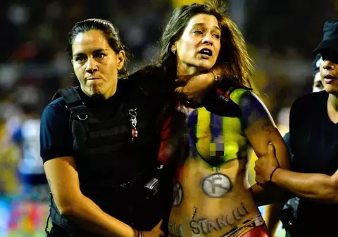 O fată pe jumătate goală a întrerupt meciul dintre Rosario Central și River, din Argentina. Ce s-a întâmplat cu Sheila Stanolli