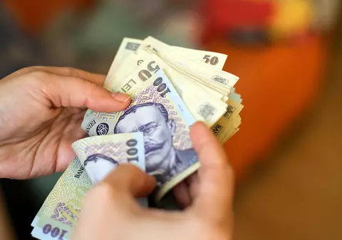 Leul românesc, cea mai slabă evoluție dintre monedele din Europa de Est și analiștii cred că va mai scădea