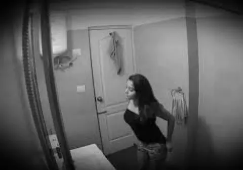 Un soț gelos a instalat o cameră de luat vederi în baie. Lucrurile au luat o altă întorsătură după ce soacra a intrat la toaletă