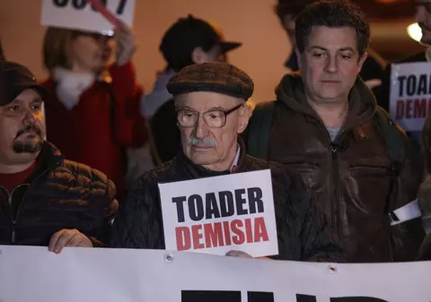 Protest pe treptele TNB față de Ordonanța care modifică legile justiției. Rebengiuc: "De frica închisorii, iau justiția în brațe și o schimbă cum vor ei"