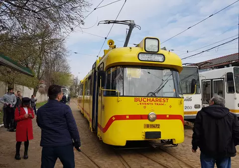 VIDEO/ Coborâți la prima... poezie? De ziua Internațională a Poeziei, bucureștenii s-au plimbat cu un tramvai de epocă și au recitat