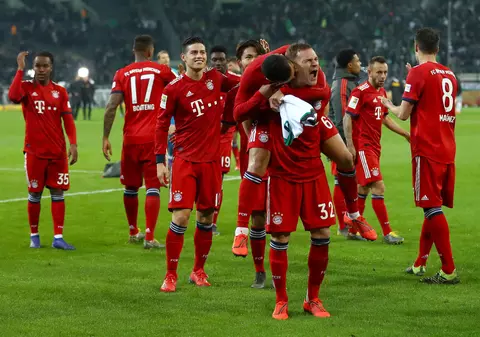 VIDEO / Bundesliga, etapa a 24-a. Dortmund a cedat la Augsburg, Bayern - show la Gladbach. Egalitate între granzi. Rezultate