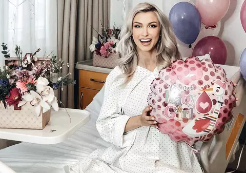 Andreea Bălan a postat prima imagine cu fetița ei, pe care o ține strâns în brațe! Mesajul artistei de pe patul de spital