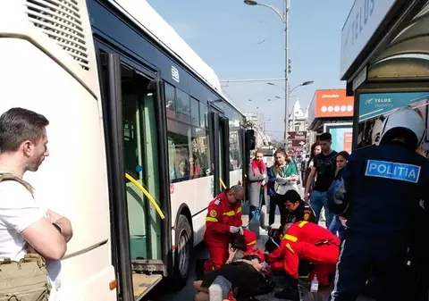 Bătrână accidentată de un troleibuz, la Universitate, după ce s-a împiedicat de un stâlpișor montat în stația STB