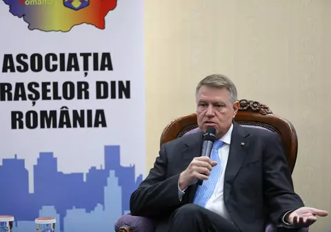 FOTO | Iohannis atacă PSD, la o întâlnire cu primarii de oraşe: "Nu doresc să se folosească bani europeni. Primarii, puşi în situaţia penibilă să stea cu mâna întinsă la Guvern"