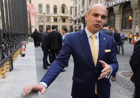 FOTO&VIDEO | Rareș Bogdan începe lupta cu PSD citând din Petre Țuțea: „Cu stânga nu îţi poţi face nici măcar cruce! Crucea se face cu mâna dreaptă”
