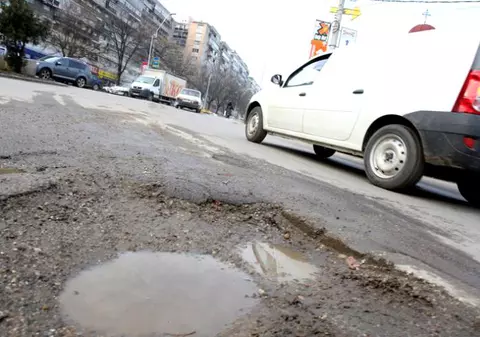 Firea anunță că a găsit 800 de gropi în București, la final de iarnă. Numărul de telefon la care cetățenii pot semnala craterele din asfalt