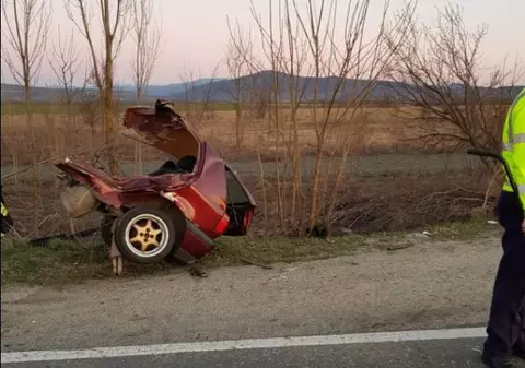 O persoană a murit și cinci au fost rănite, după impactul dintre o maşină şi un autocar pe un drum din Timiș