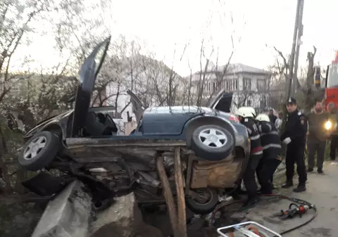 UPDATE / Bilanțul morților a crescut la trei, după ce o mașină a lovit un cap de pod în Vâlcea. Șoferul care a provocat accidentul era băut