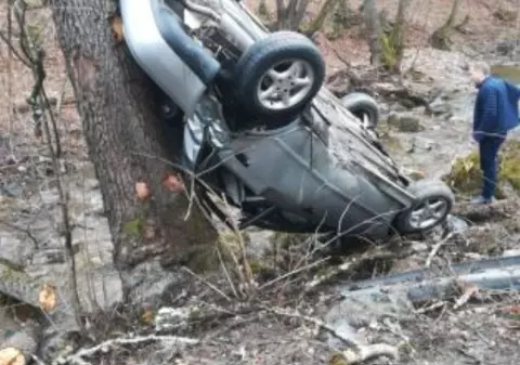 Accident pe DN13, între Sighişoara şi Braşov. Doi copii și doi adulți, răniți după ce s-au răsturnat cu mașina / FOTO