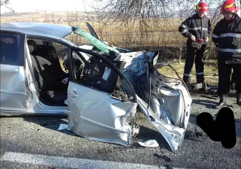 Două femei rănite într-un grav accident, în Gorj. Au intrat cu mașina într-un pom, apoi le-a lovit un TIR