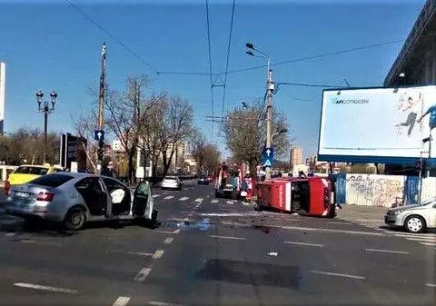 Ambulanță SMURD răsturnată în București. Trei oameni au fost răniți