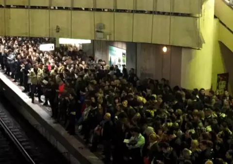 Circulație îngreunată la metrou, pe magistrala Berceni-Pipera. Motivul pentru care este aglomerație la Piața Victoriei