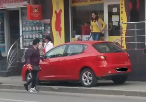 O șoferiță a pierdut controlul volanului și a lovit o femeie cu doi copii care mergeau pe trotuar