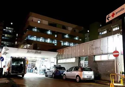 O româncă în vârstă de 19 ani a fost înjunghiată și abandonată în fața unui spital din Napoli!