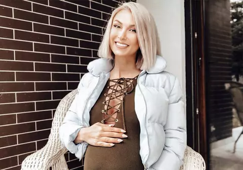 Andreea Bălan se află tot la terapie intensivă, după ce a suferit un stop cardio-respirator în timpul nașterii. Clinica Sanador: "Sunt foarte rare aceste incidente"