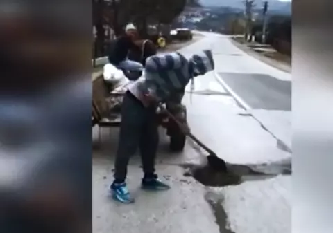 VIDEO | Oamenii s-au apucat să "plombeze" singuri un drum național! S-au săturat să aștepte "mila" autorităților