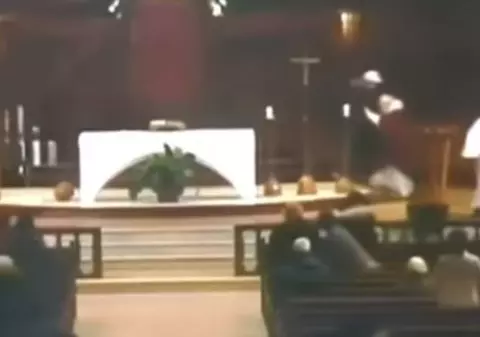 VIDEO | Un preot a fost înjunghiat într-o biserică, în timpul slujbei! Atacul a fost filmat