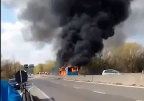 VIDEO | Un imigrant a incendiat un autobuz şcolar în Italia. Cel puţin 12 copii şi doi adulţi s-au intoxicat cu fum