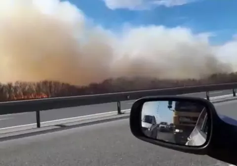 UPDATE: Trafic reluat pe autostrada Bucureşti-Piteşti după un incendiu de vegetaţie. Coloană de mașini spre Capitală pe aproape 4 kilometri