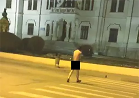 Un bărbat a fost surprins plimbându-se gol pușcă pe bulevardul "Pardon" din Câmpulung Muscel!