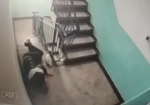 Un bărbat din Iași a acuzat că a fost tâlhărit în scara blocului. Când au văzut imaginile, oamenii legii au avut un șoc. Respectivul s-a ales cu un dosar penal