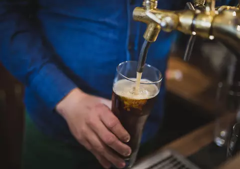 Un barman a căzut din podul barului, la Arad. Cum a avut loc neobișnuitul incident