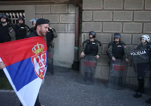 FOTO | Proteste de amploare în Serbia. Manifestanții au încercat să pătrundă în reședința președintelui Aleksandar Vucic