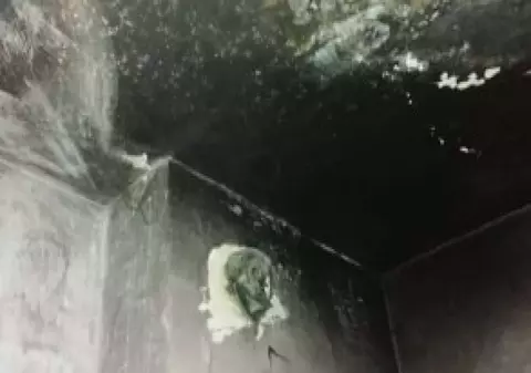 O mamă bolnavă a cerut o casă socială. Primăria i-a dat, după 15 ani, o locuință fără uși, fără geamuri și fără curent!