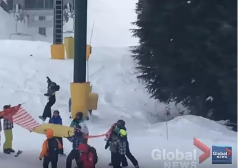VIDEO | Un băiat de opt ani a fost salvat de cinci adolescenți. Imagini care îți taie respirația