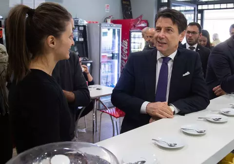 Cafeneaua româncei decorată de președintele Italiei, vizitată de premierul Conte: ”Am venit să le fac publicitate”