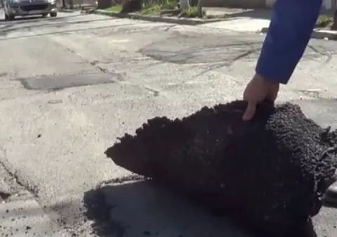 Locuitorii din Călărași, revoltați după peticirea drumurilor din oraș: "Asfaltul se ia cu mâna!" (VIDEO)