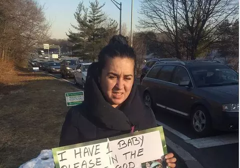 Cerșetoarea româncă avea haine de firmă și iPhone X. Polițiștii americani au ridicat-o