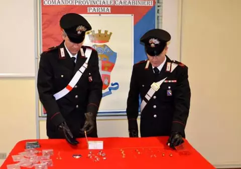 O menajeră româncă din Italia a fost arestată după ce s-a lăudat pe Facebook cu bijuteriile furate