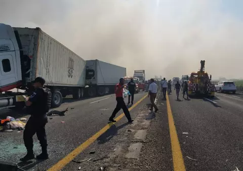 Carambol pe o autostradă din Mexic. Peste 15 mașini implicate, 5 morți și 19 răniți | VIDEO