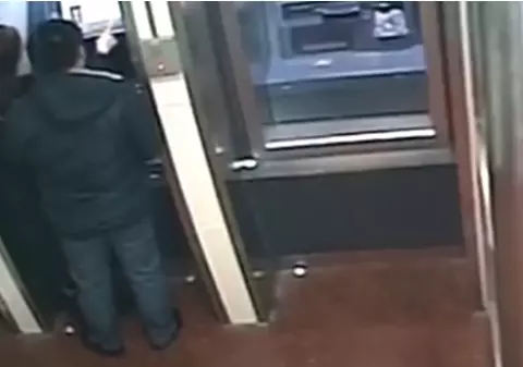 VIDEO | Un hoț i-a luat unei femei banii pe care tocmai îi scosese de la bancomat! Apoi s-a întors la ea și i-a returnat banii zâmbind