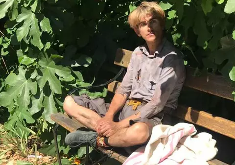 FOTO | Dezvăluirile unui cântăreț român care a plecat în Marea Britanie din cauza atacurilor homofobe. A mărturisit că a fost violat și jefuit în Londra