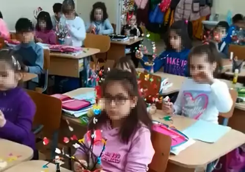 VIDEO/ Imagini șocante într-o școală din București! O învățătoare s-a filmat în timp ce țipă la elevi, apoi a trimis înregistrarea părinților. „Nu poţi să şi cânţi? Pui inimi cu gura? Le-ai lipit şi prost”