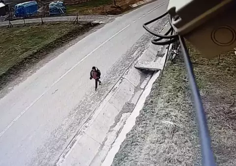 VIDEO/ Înregistrarea prezentată de Mitropolia Moldovei în cazul preotului acuzat că a bătut un elev: „Copilul merge fără nici un fel de probleme spre casă”, spune purtătorul de cuvânt