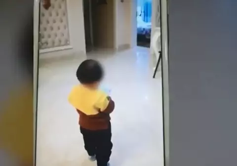 Un tată și-a vândut fetița de 1 an pentru a scăpa de datoriile la jocurile de noroc