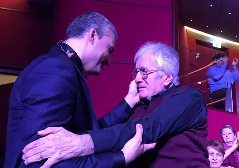 Imagini sfâșietoare cu Cornel Constantiniu, la Teatrul Național. Temișan a coborât de pe scenă pentru a-i șterge lacrimile