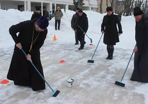 Cum joacă preoții din Rusia curling. Ce au folosit în locul periilor speciale / FOTO