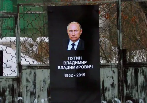 A făcut o piatră funerară cu chipul lui Putin! Activistul rus a vrut astfel să protesteze față de cenzură